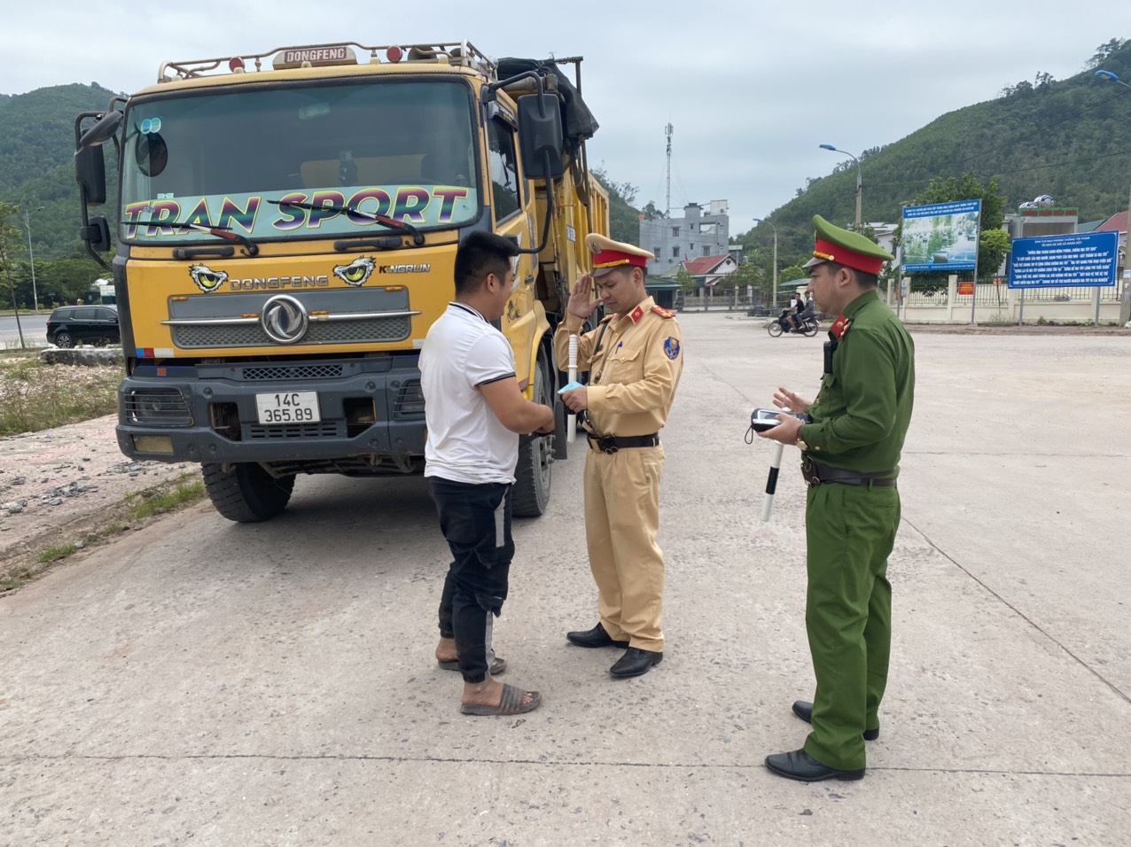 Chặn xe kịnh doanh vận tải vi phạm, kéo giảm tai nạn giao thông ở Quảng Ninh - Ảnh 3.