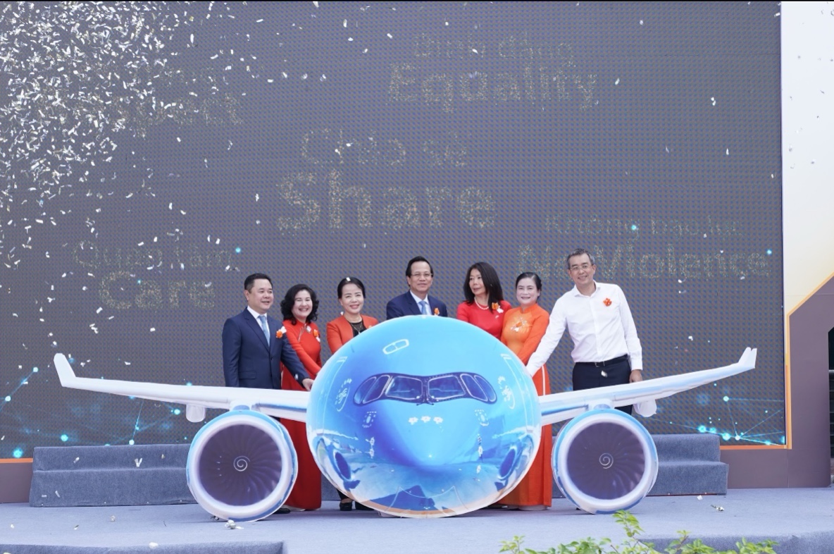 Vietnam Airlines &quot;tô cam bầu trời&quot; vì bình đẳng giới - Ảnh 2.