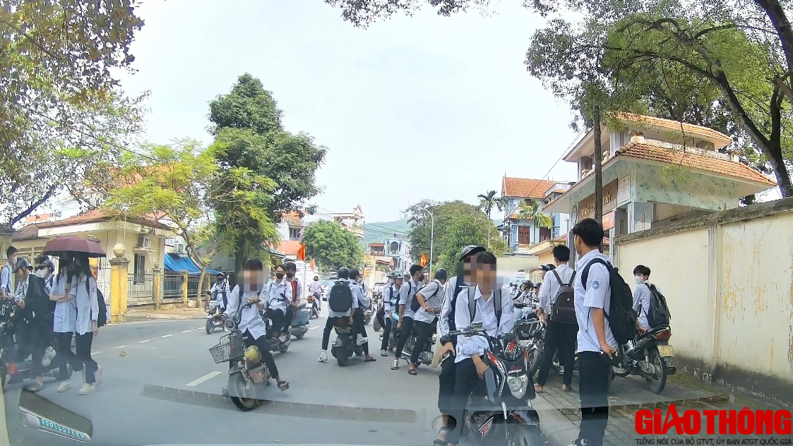 Học sinh nói không với mũ bảo hiểm, đi xe mô tô trên 50cm3 đến trường - Ảnh 9.