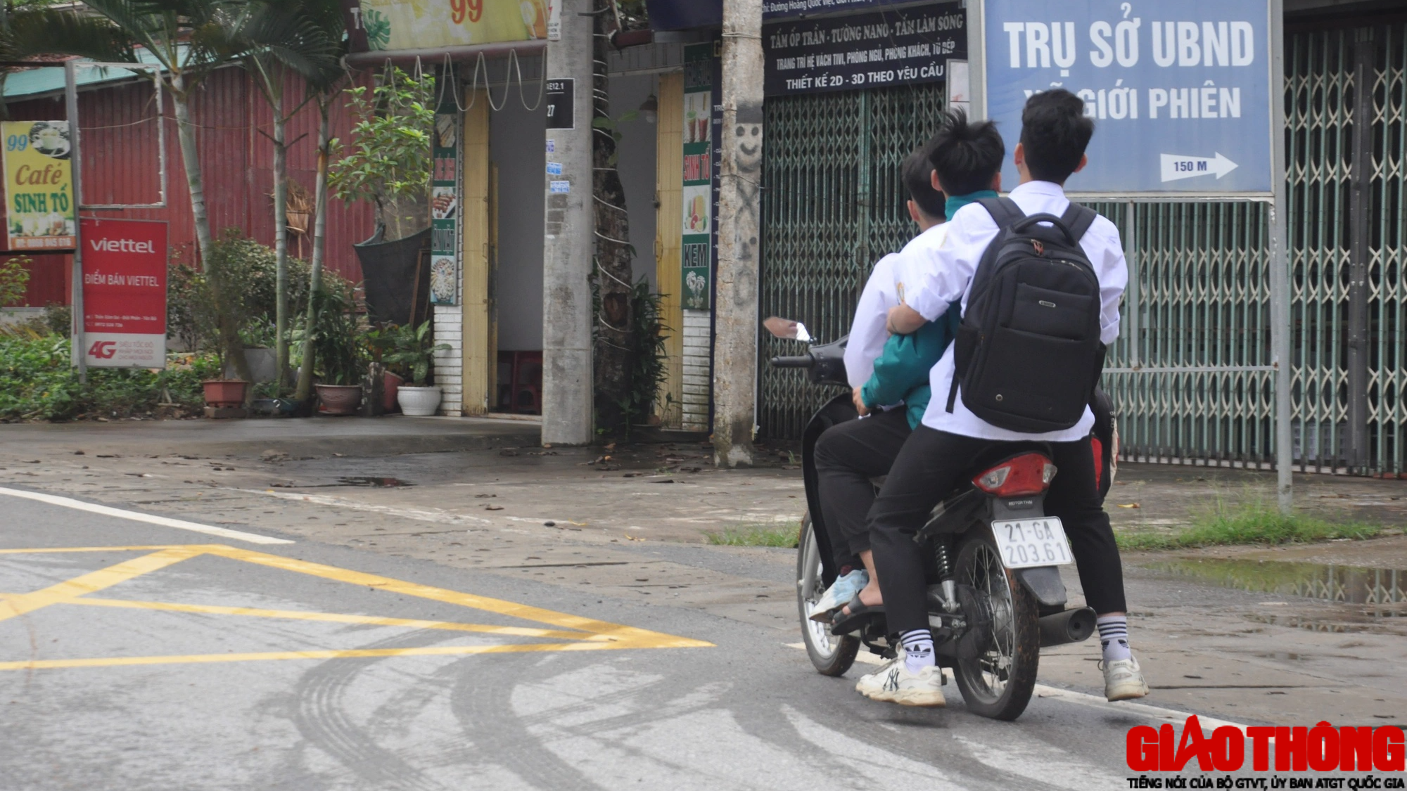 Học sinh nói không với mũ bảo hiểm, điều khiển xe mô tô trên 50cm3 đến trường - Ảnh 13.