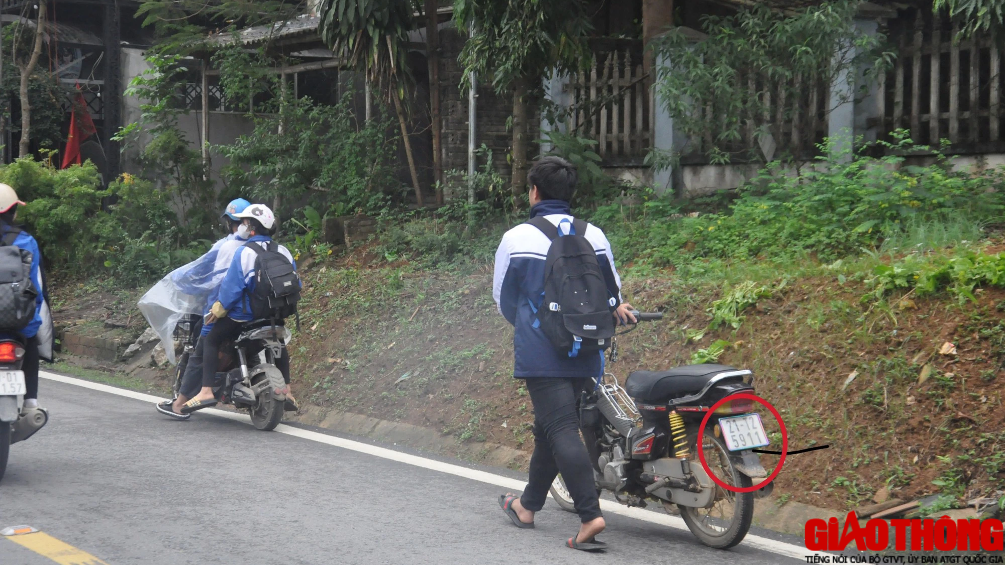 Học sinh nói không với mũ bảo hiểm, đi xe mô tô trên 50cm3 đến trường - Ảnh 13.