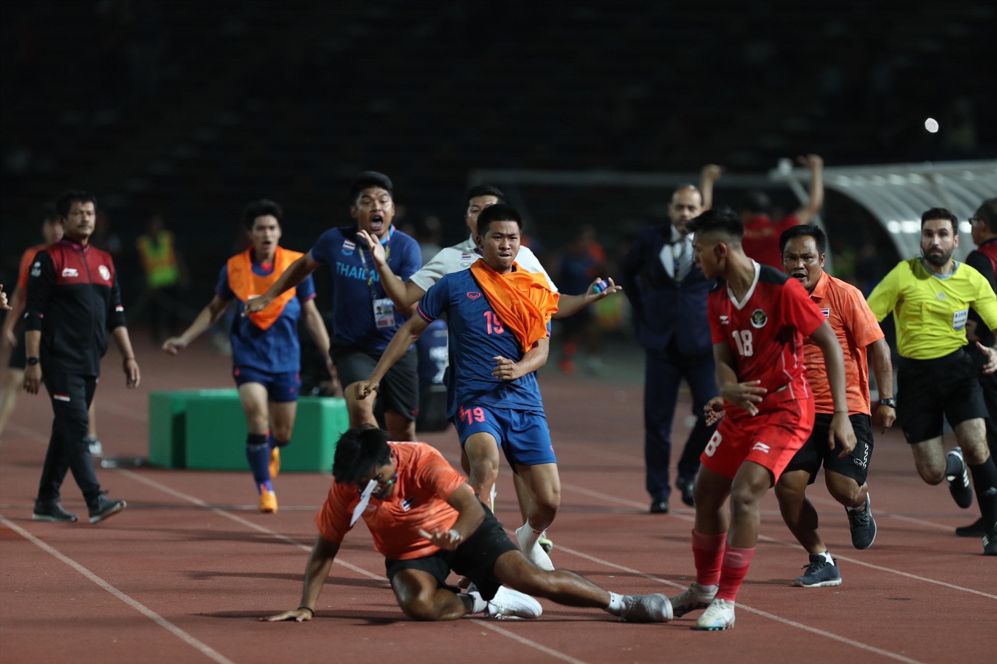 Sát ngày dự vòng loại World Cup, bóng đá Thái Lan lại nổi sóng dữ vì SEA Games  - Ảnh 1.