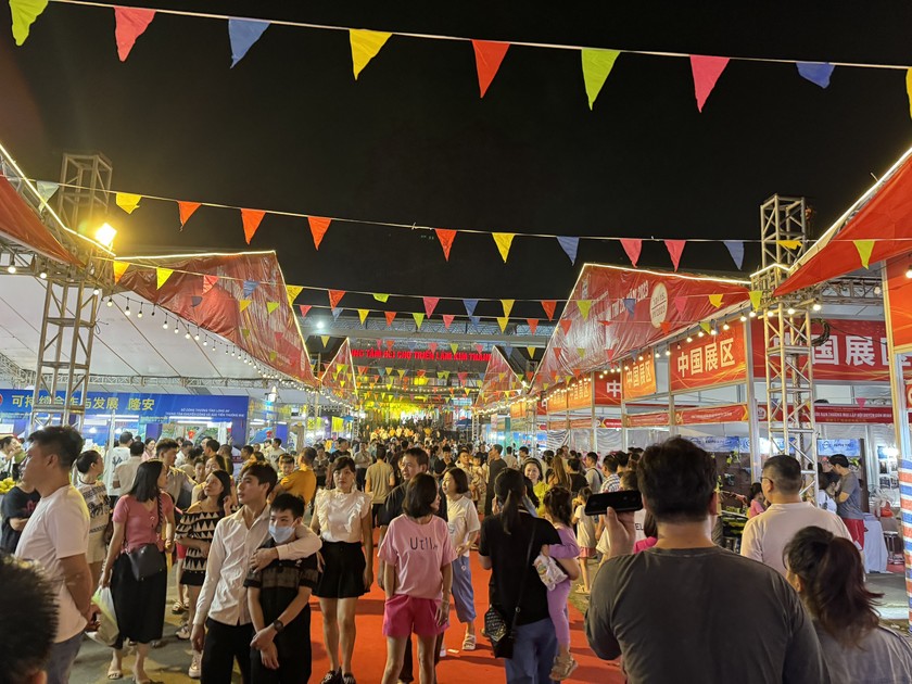 Gần 900 gian hàng tham gia Hội chợ thương mại quốc tế Việt - Trung năm 2023 - Ảnh 4. Gần 900 gian hàng tham gia Hội chợ thương mại quốc tế Việt - Trung năm 2023 - Ảnh 4.