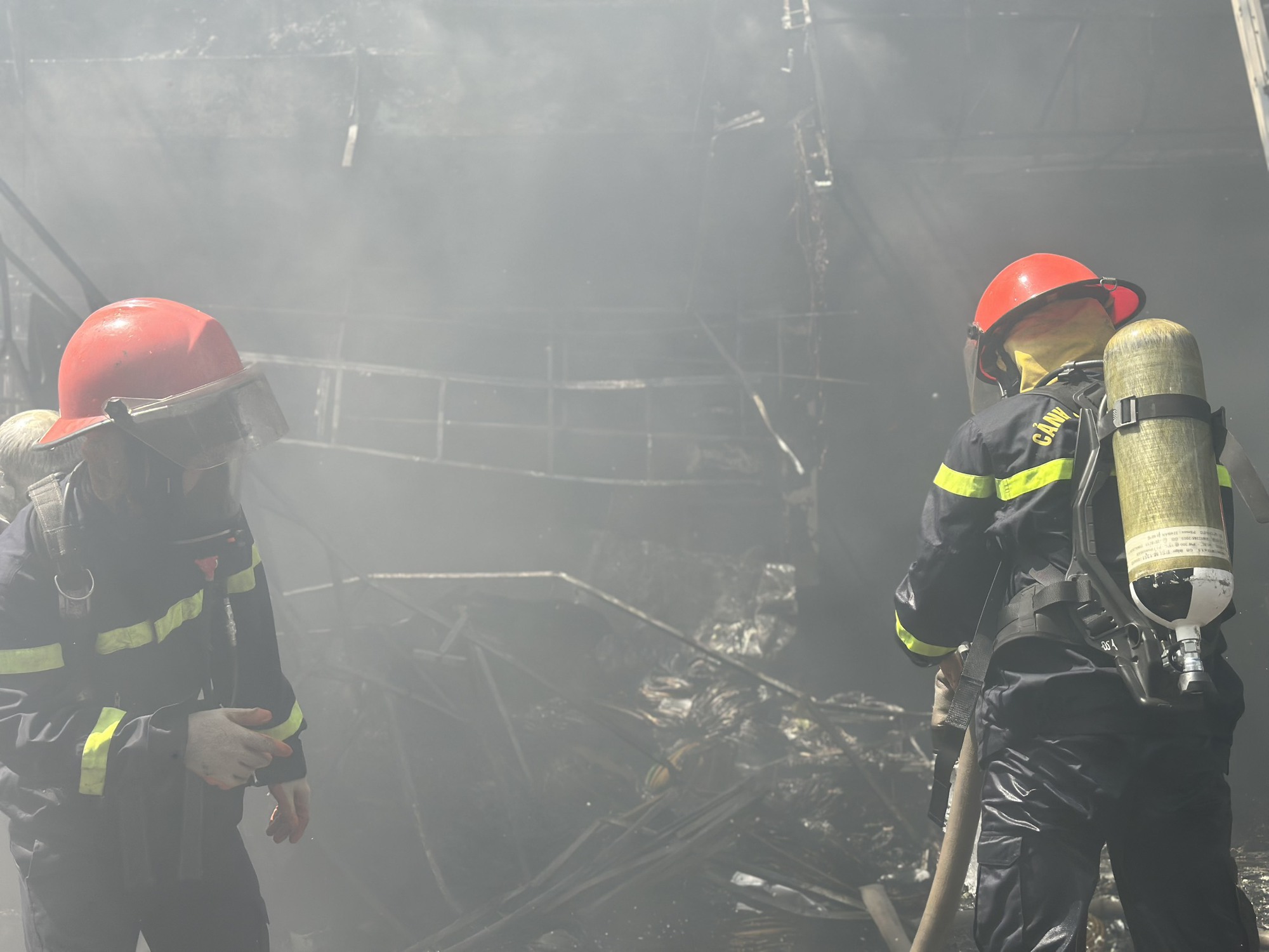 Video: Cháy lớn thiêu rụi 3 căn nhà ở trung tâm TP Buôn Ma Thuột - Ảnh 3.