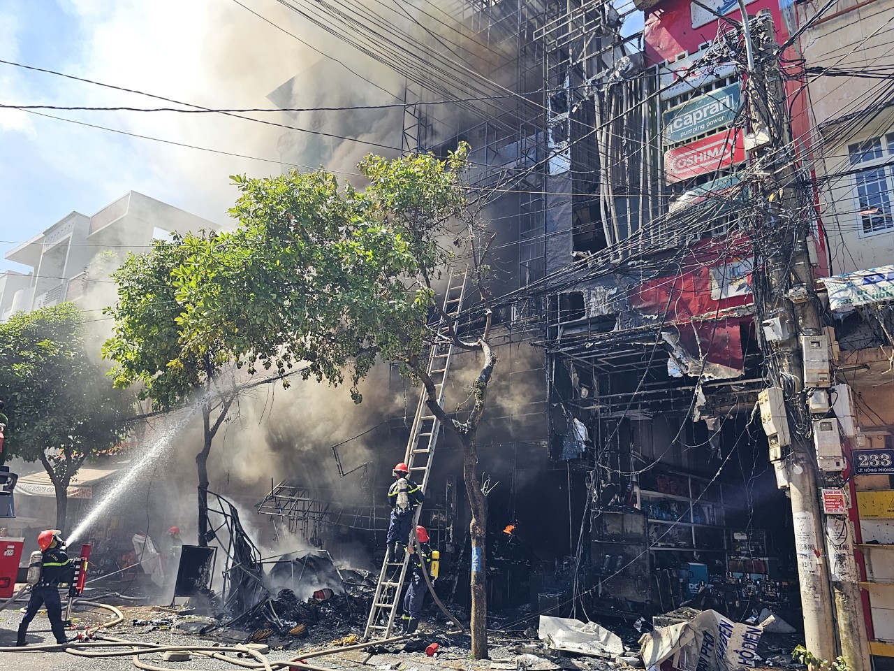 Video: Cháy lớn thiêu rụi 3 căn nhà ở trung tâm TP Buôn Ma Thuột - Ảnh 2.