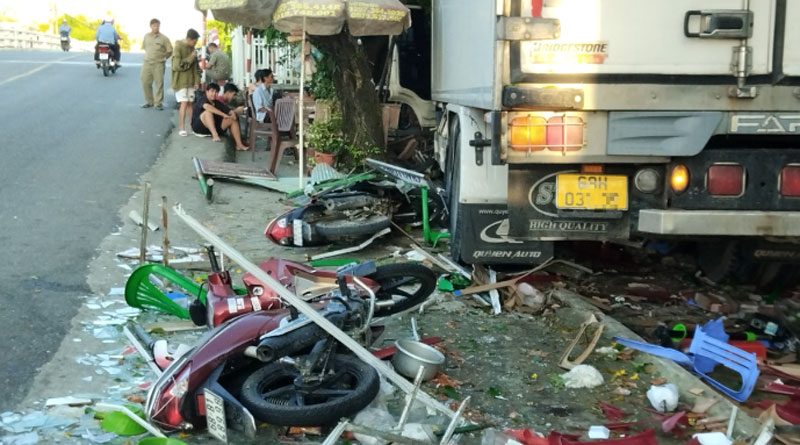 Hiện trường vụ tài xế ô tô tải ngủ gật, mất lái đâm vào nhà dân khiến một phụ nữ tử vong.