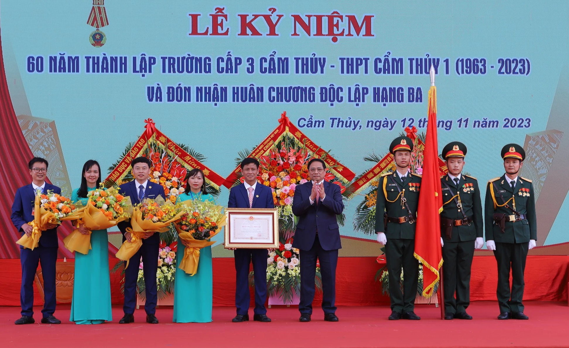 Thủ tướng Chính phủ dự và trao Huân chương Độc lập hạng Ba cho Trường THPT Cẩm Thuỷ 1 - Ảnh 3.