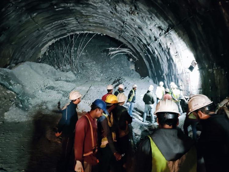 Sập đường hầm đang xây dựng ở Ấn Độ, ít nhất 40 công nhân mắc kẹt - Ảnh 1.