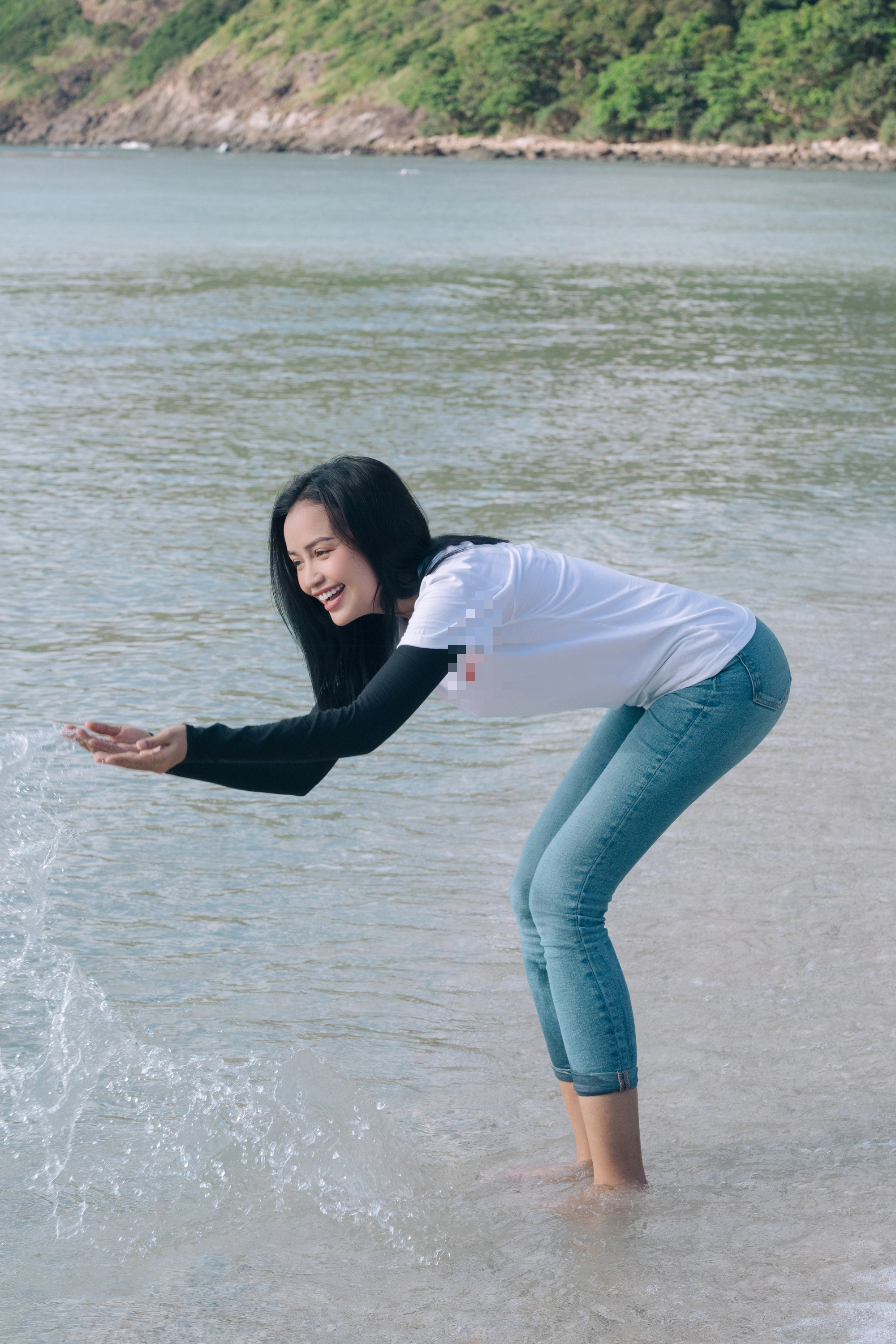 Hoa hậu Ngọc Châu xúc động khi thả rùa con về với biển - Ảnh 3.