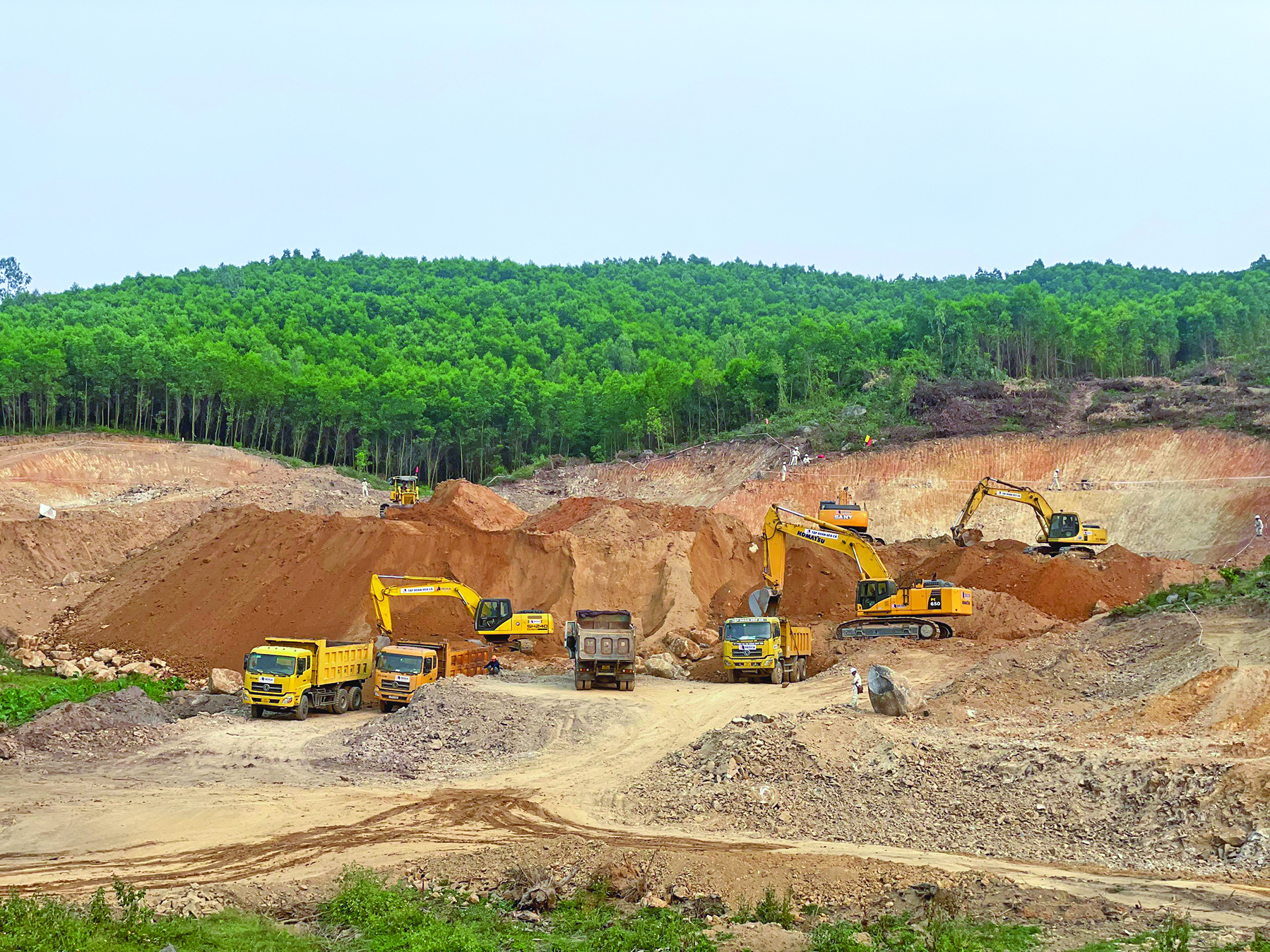 Mỏ đất Mễ Sơn phục vụ thi công dự án cao tốc đoạn Quảng Ngãi - Hoài NhơnẢnh: Lê Đức