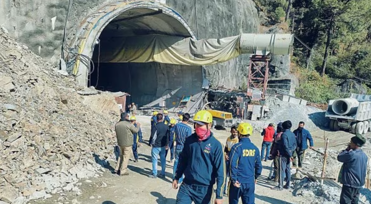 Thông tin mới nhất vụ sập đường hầm đang xây dựng ở Ấn Độ  - Ảnh 1.