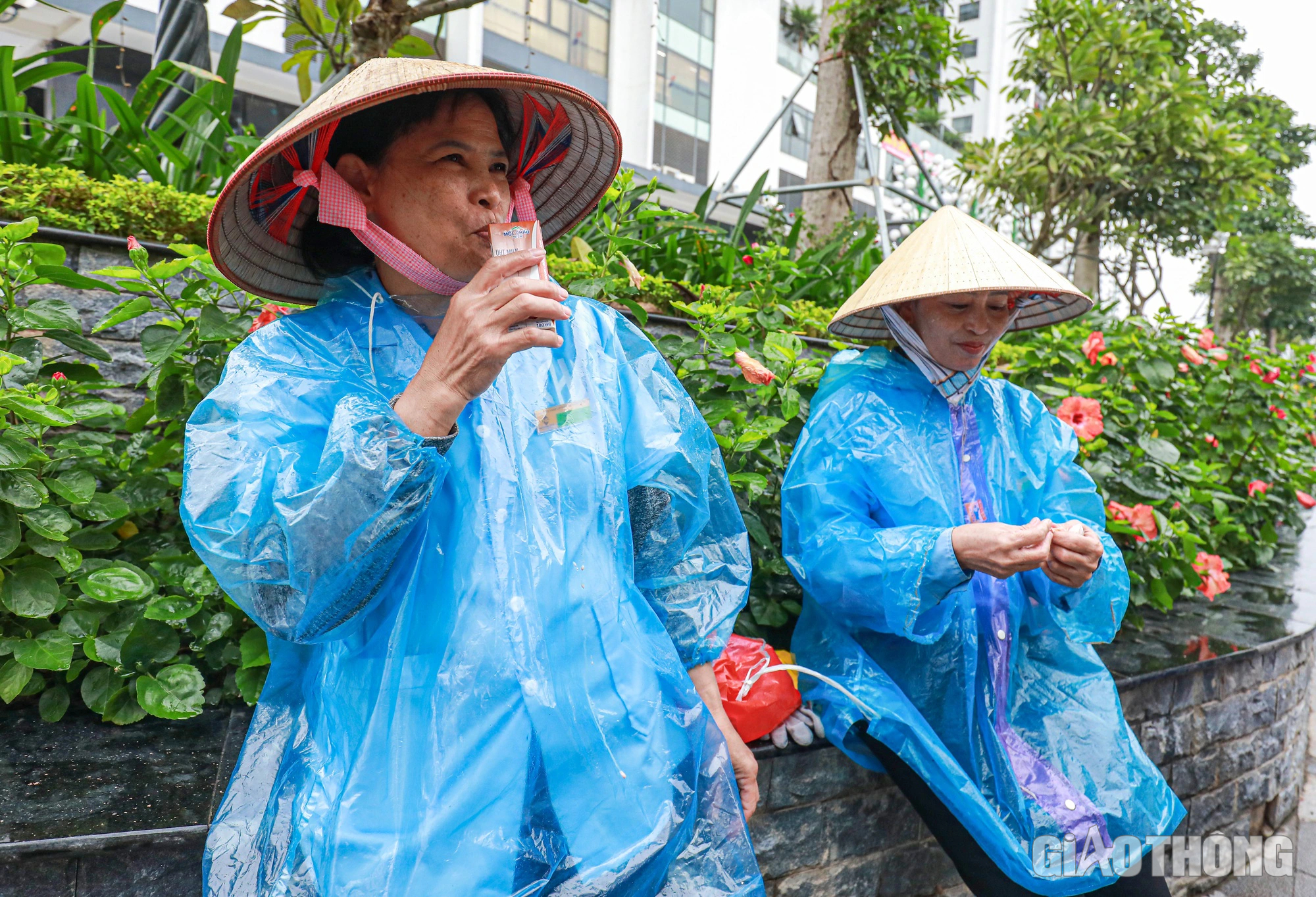 Gió mùa đông bắc tràn về, người Hà Nội co ro trong mưa lạnh - Ảnh 10.