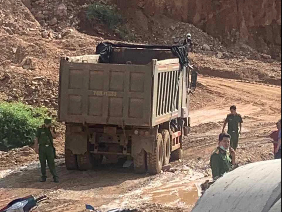 Thăm hỏi, hỗ trợ nạn nhân vụ lùi xe tải thi công cao tốc khiến một người tử vong - Ảnh 1.