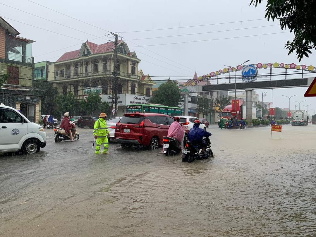 Quốc lộ 1A qua Hà Tĩnh ngập sâu, nhiều tuyến đường bị chìm trong biển nước - Ảnh 1.