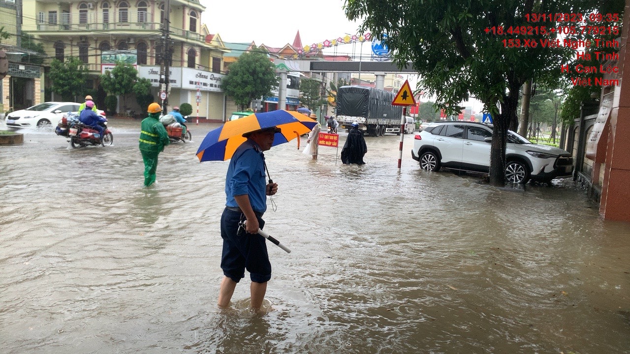 Quốc lộ 1A qua Hà Tĩnh ngập sâu, nhiều tuyến đường bị chìm trong biển nước - Ảnh 2.