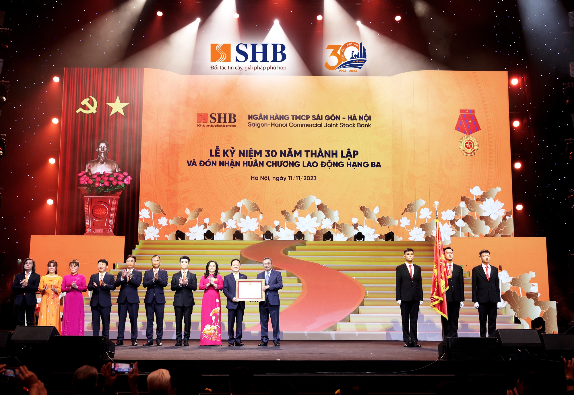 SHB nhận Huân chương Lao động hạng Ba nhân kỷ niệm 30 năm thành lập - Ảnh 1.