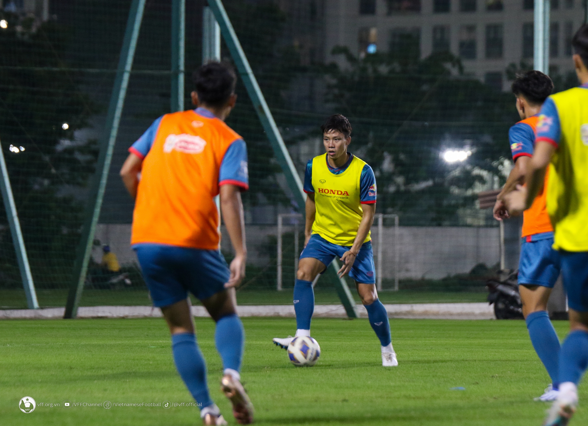 CĐV lo sốt vó trước trận ra quân vòng loại World Cup của tuyển Việt Nam - Ảnh 1.