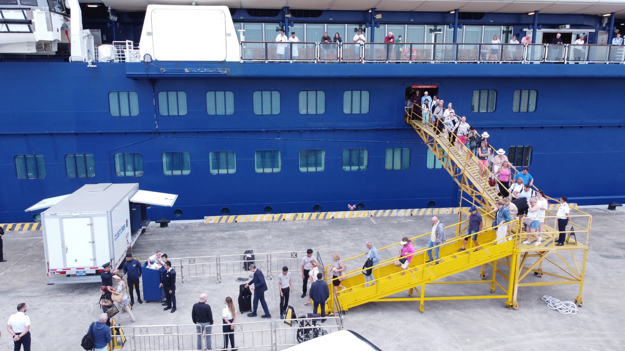 Hai siêu tàu biển đưa gần 3.400 khách Âu, Mỹ đến Quảng Ninh - Ảnh 2.