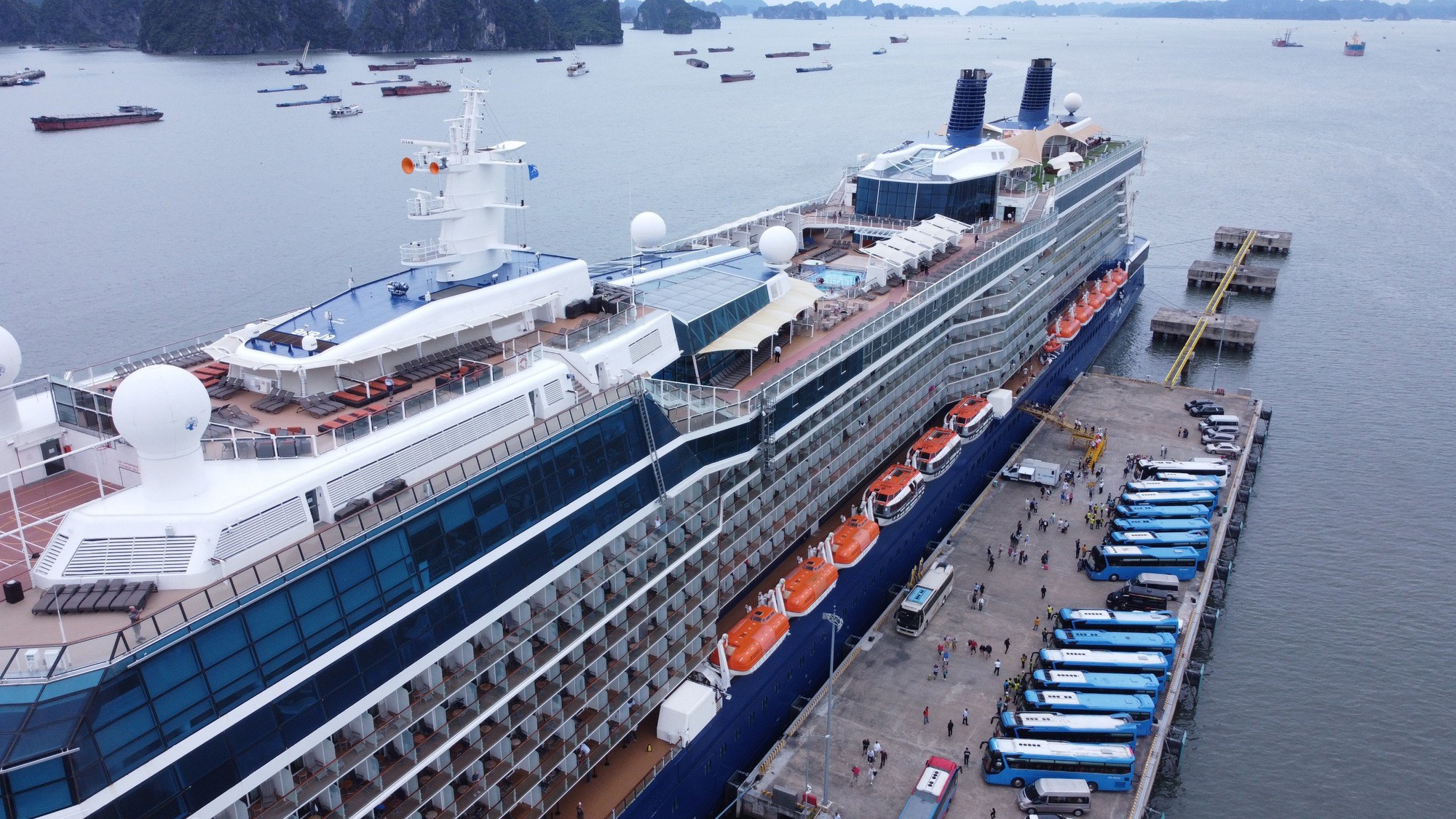 Hai siêu tàu biển đưa gần 3.400 khách Âu, Mỹ đến Quảng Ninh - Ảnh 1.