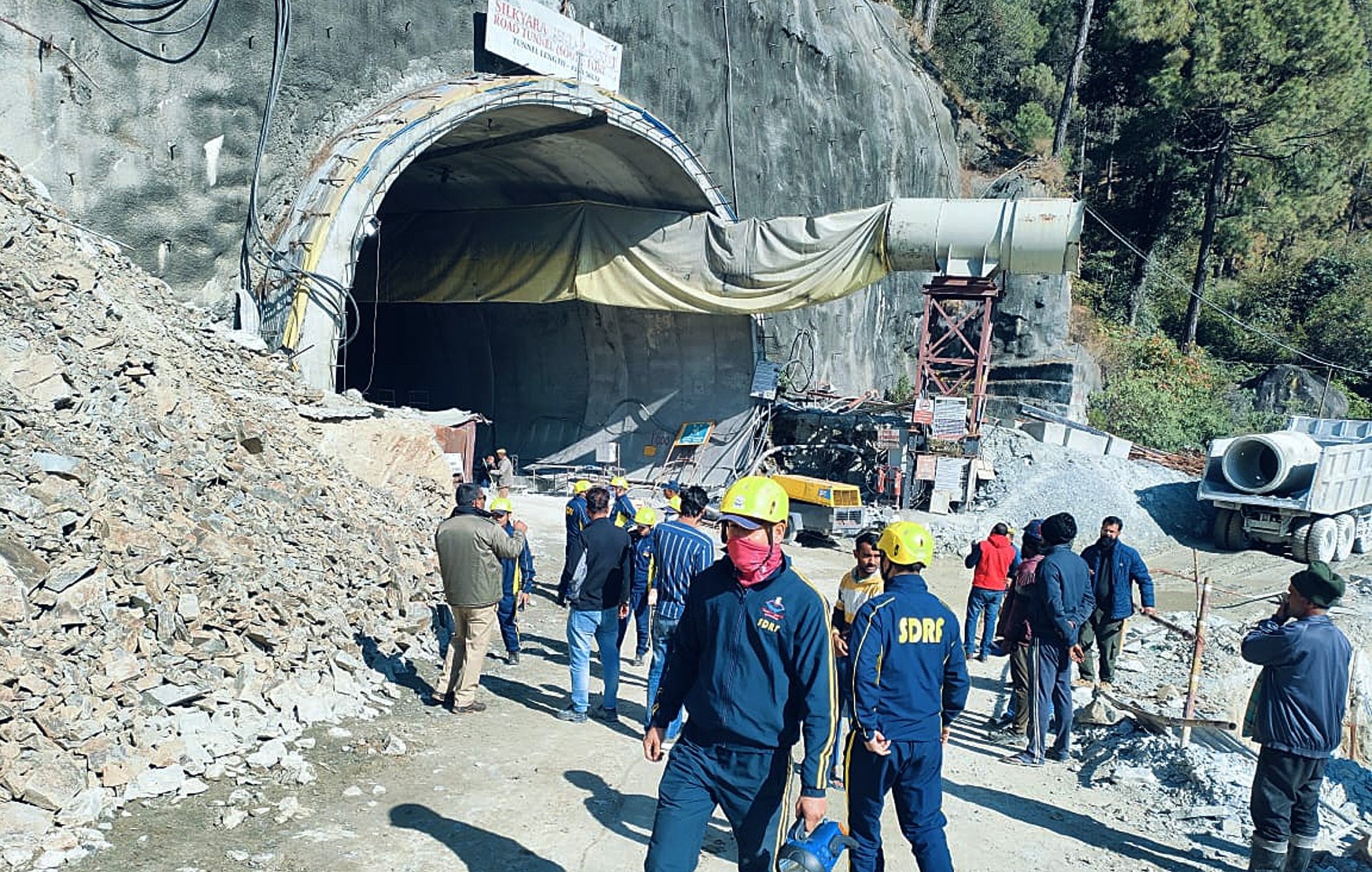 Ấn Độ triển khai máy móc hạng nặng, nỗ lực cứu nhóm công nhân mắc kẹt dưới đường hầm sập - Ảnh 1.