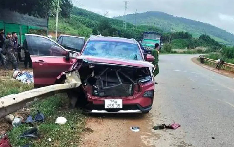 Ô tô tông vào hộ lan ATGT làm hai người đàn ông tử vong.