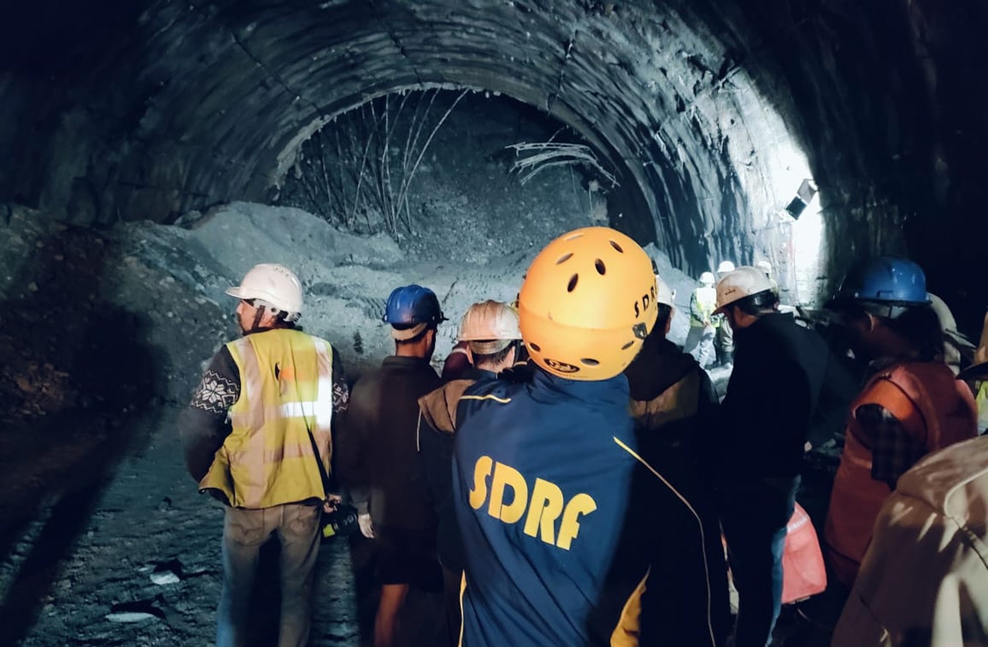 Ấn Độ triển khai máy móc hạng nặng, nỗ lực cứu nhóm công nhân mắc kẹt dưới đường hầm sập - Ảnh 2.