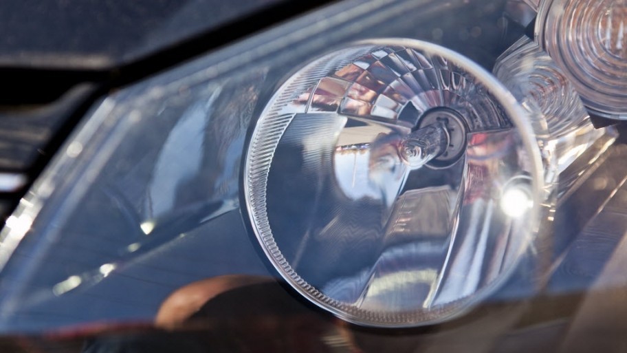 Đèn chiếu sáng trên ô tô cải tạo sẽ phải đáp ứng yêu cầu an toàn kỹ thuật nào? - Ảnh 1.