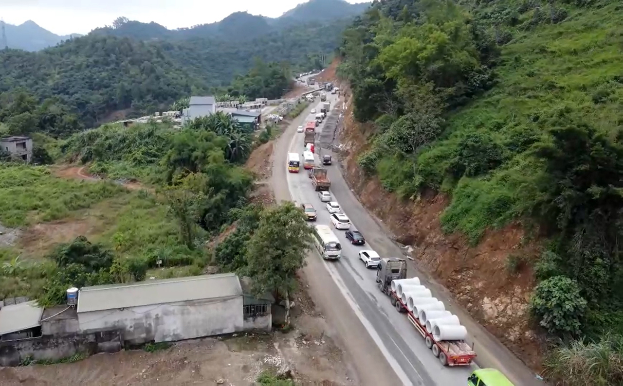 Tai nạn liên hoàn trên dốc Cun, đường về Hòa Bình ùn tắc kéo dài - Ảnh 2.