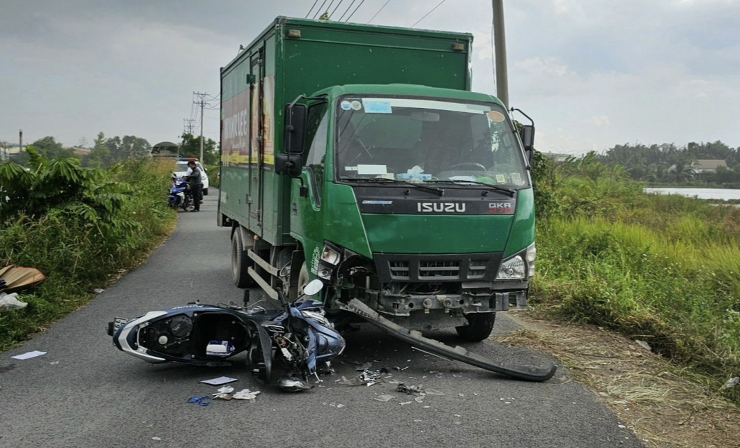 Xe máy nát đầu sau cú đâm trực diện xe tải, một người chết  - Ảnh 1.