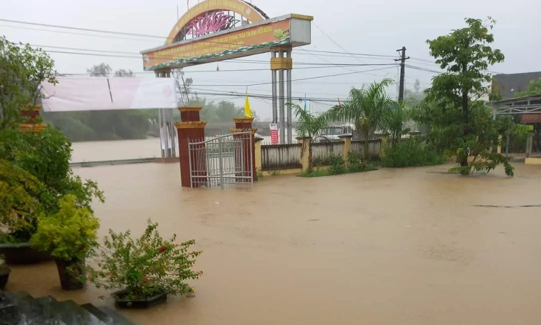 Núi lở làm sập nhà dân, nhiều nơi ngập lụt ở Quảng Ngãi - Ảnh 3.