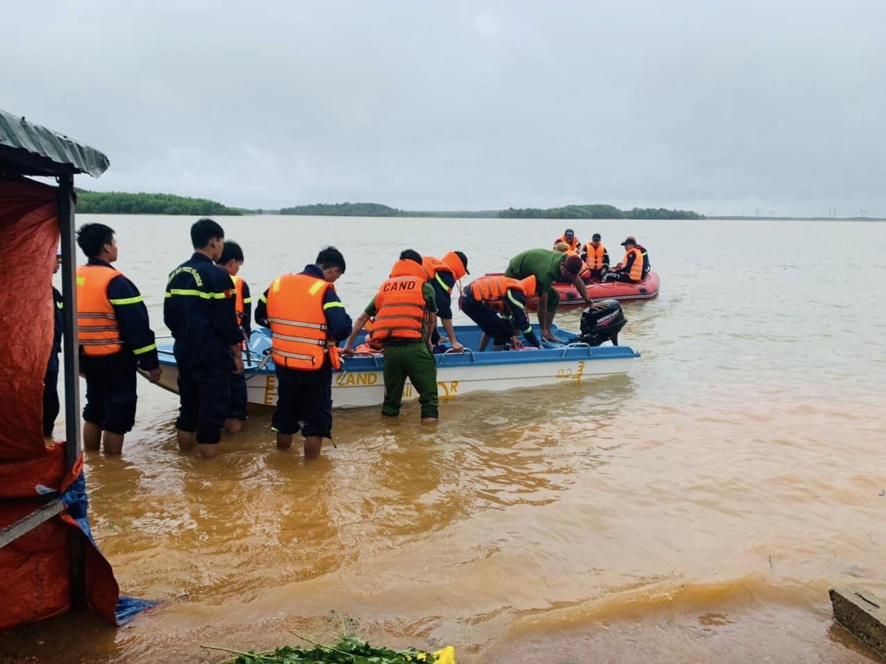 Hai vợ chồng cùng người đàn ông ở Quảng Trị đang mất tích do mưa lũ - Ảnh 1.