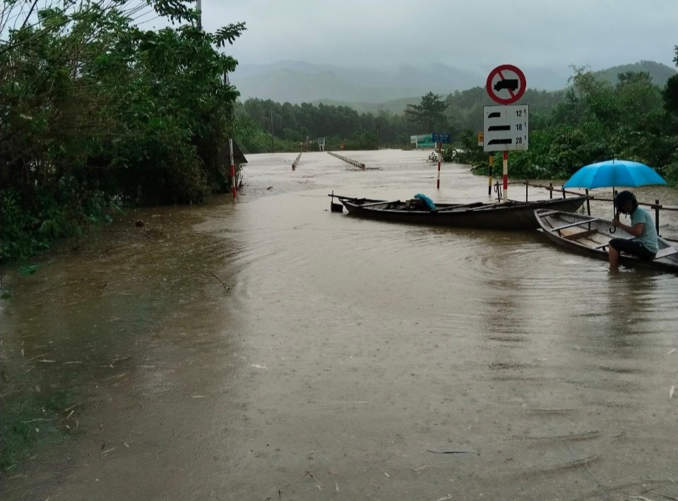 Nhiều tuyến quốc lộ qua Quảng Nam ngập sâu gây tắc đường - Ảnh 1.