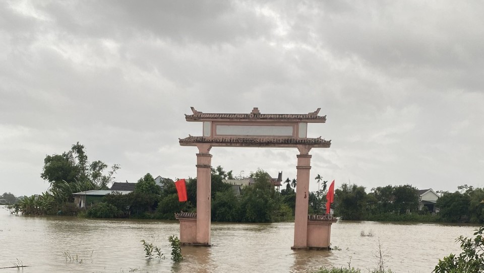 Mưa lớn, hàng trăm người dân ở Quảng Trị tất tả chạy lụt trong đêm - Ảnh 3.