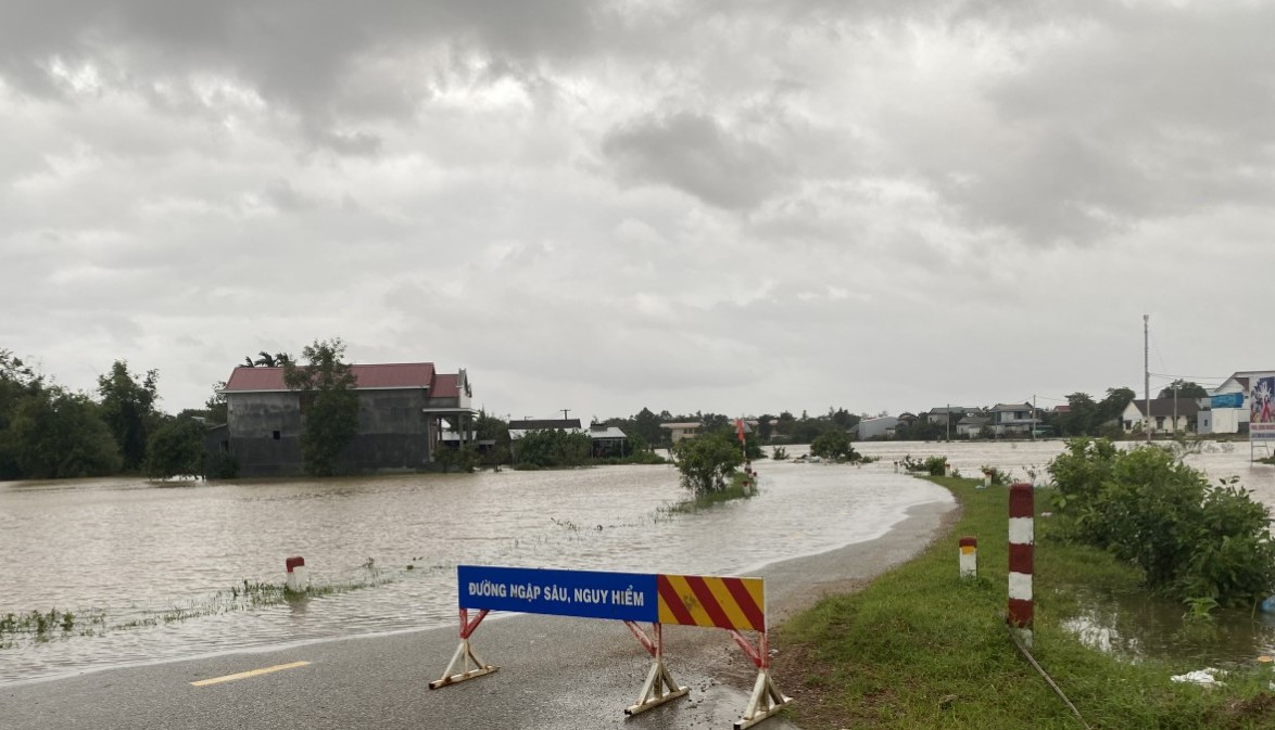 Mưa lớn, hàng trăm người dân ở Quảng Trị tất tả chạy lụt trong đêm - Ảnh 4.