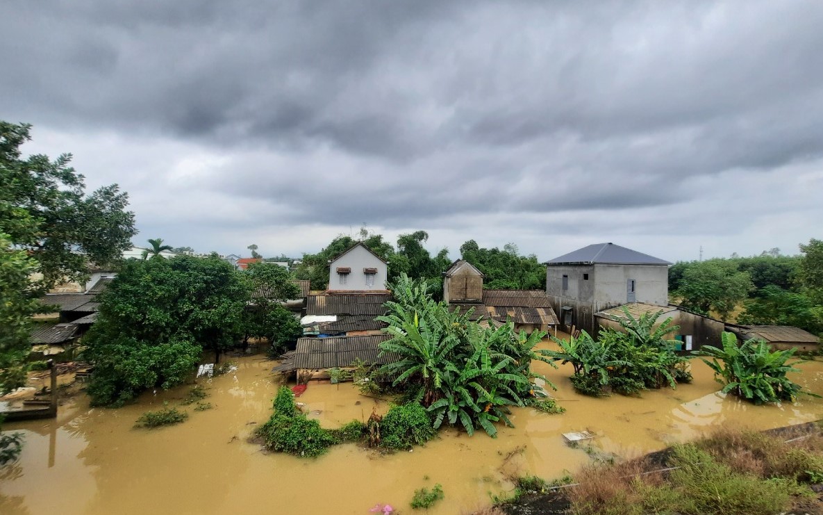 Thừa Thiên - Huế: Cứu sống 2 thuyền viên mất tích, nước lũ bủa vây nhiều nơi