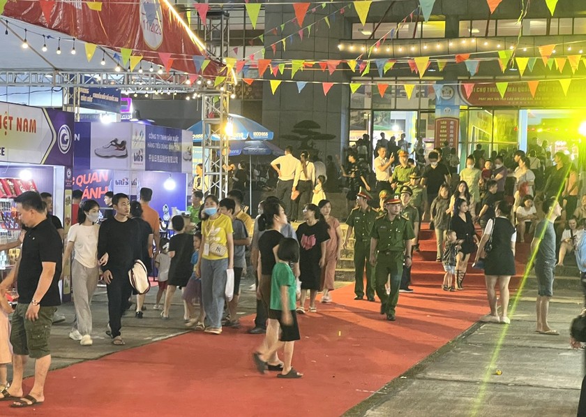 Đảm an toàn giao thông Hội chợ Thương mại quốc tế Việt - Trung lần thứ 23 ở Lào Cai   - Ảnh 4.