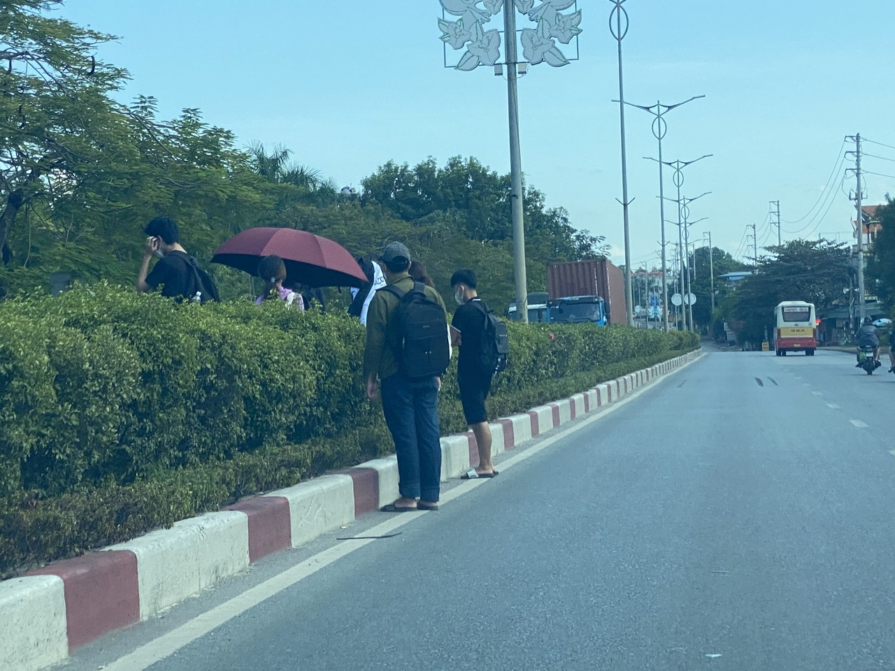 Bất an cảnh học sinh, sinh viên &quot;rồng rắn&quot; vượt dải phân cách trên Quốc lộ 18 ở Quảng Ninh - Ảnh 4.