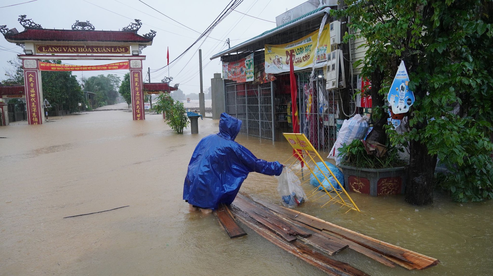 Quảng Trị: 1 người chết, hơn 1300 ngôi nhà bị ngập, nhiều tuyến đường hư hỏng do mưa lũ  - Ảnh 4.