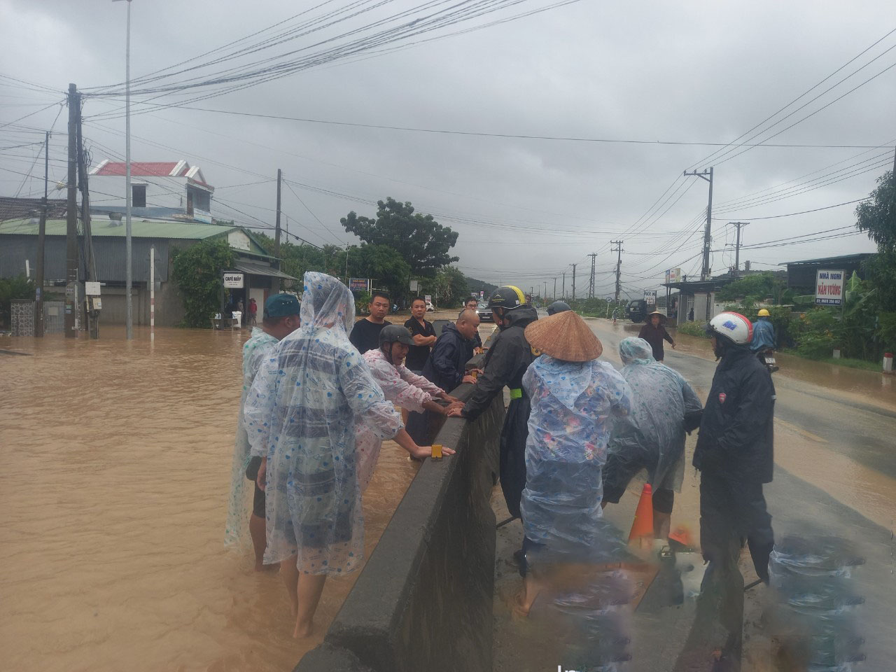 Quốc lộ 1A qua Cam Ranh &quot;thành sông&quot; sau trận mưa lớn - Ảnh 1.