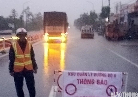 Mưa lớn gây ngập cục bộ một số đoạn trên quốc lộ 1 qua Thừa Thiên Huế - Ảnh 1.