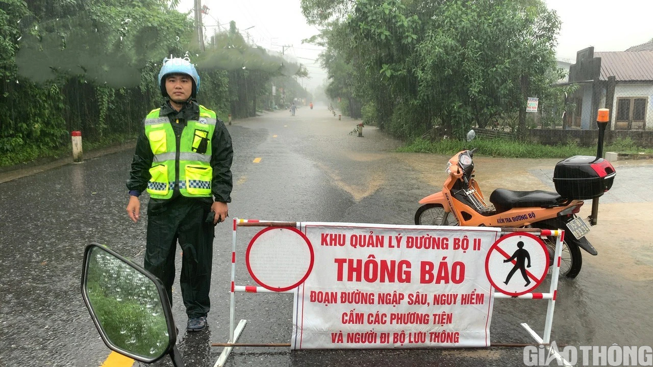 Mưa lớn gây ngập cục bộ một số đoạn trên quốc lộ 1 qua Thừa Thiên Huế - Ảnh 2.