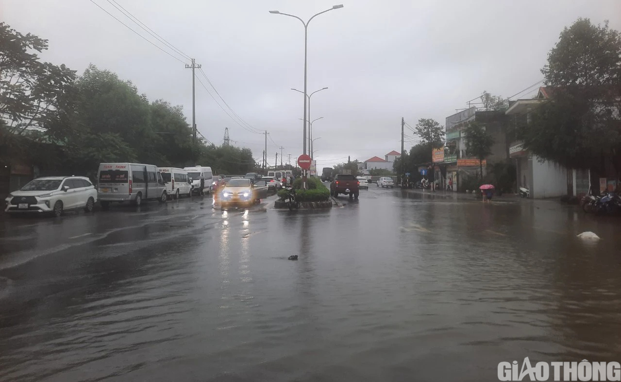 Thừa Thiên Huế: Mưa lớn gây ngập lụt trên diện rộng, nhiều tuyến đường ngập sâu - Ảnh 1.