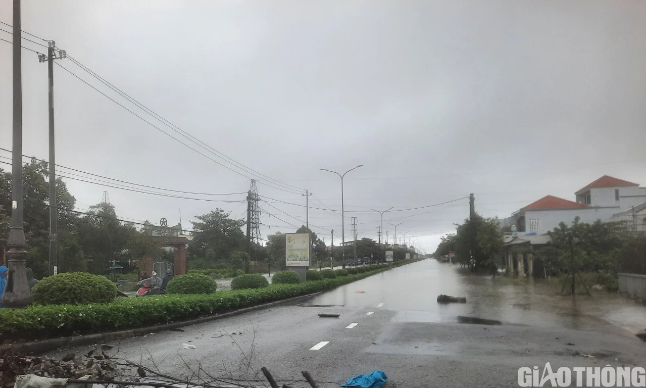 Thừa Thiên Huế: Mưa lớn gây ngập lụt trên diện rộng, nhiều tuyến đường ngập sâu - Ảnh 3.
