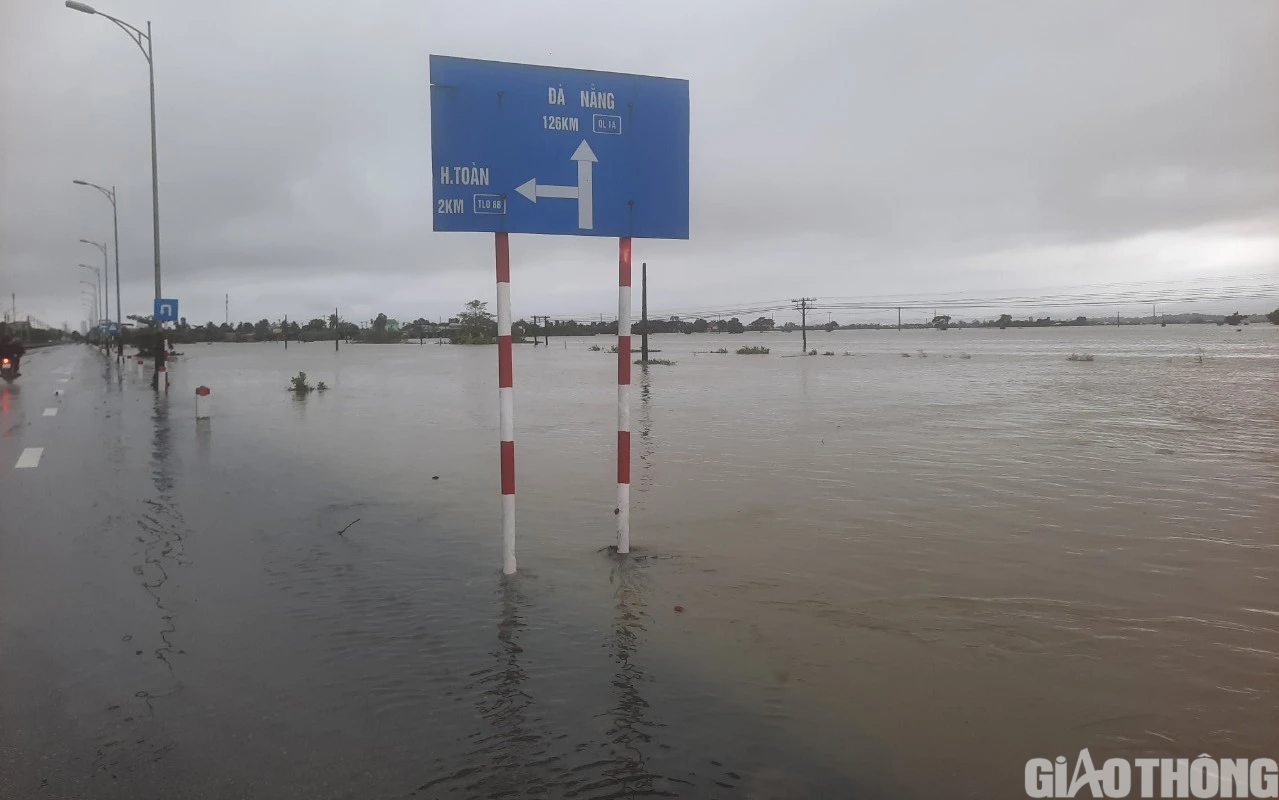Thừa Thiên Huế: Mưa lớn gây ngập lụt trên diện rộng, nhiều tuyến đường ngập sâu - Ảnh 4.