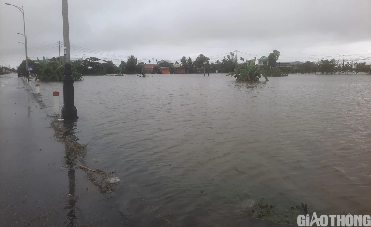 Thừa Thiên Huế: Mưa lớn gây ngập lụt trên diện rộng, nhiều tuyến đường ngập sâu - Ảnh 5.