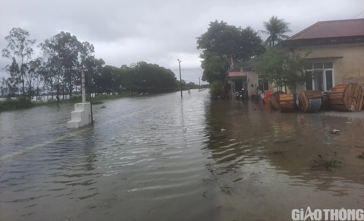 Thừa Thiên Huế: Mưa lớn gây ngập lụt trên diện rộng, nhiều tuyến đường ngập sâu - Ảnh 6.