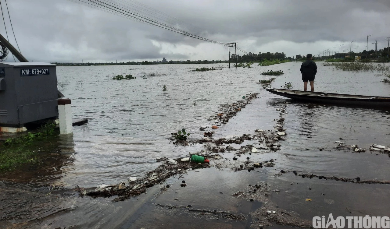 Thừa Thiên Huế: Mưa lớn gây ngập lụt trên diện rộng, nhiều tuyến đường ngập sâu - Ảnh 8.