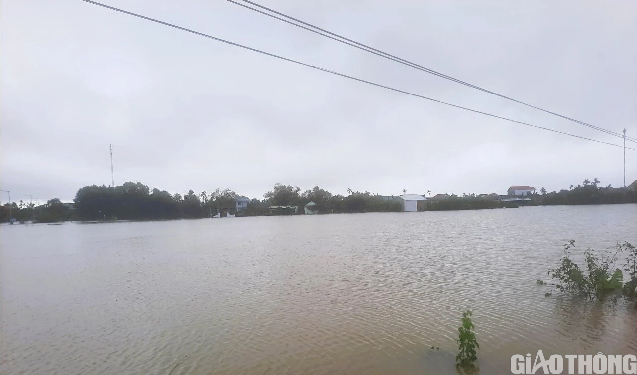 Thừa Thiên Huế: Mưa lớn gây ngập lụt trên diện rộng, nhiều tuyến đường ngập sâu - Ảnh 9.