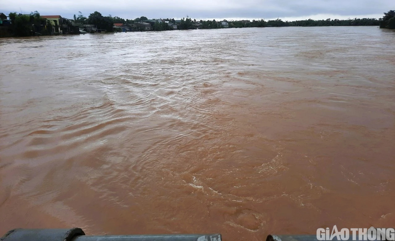 Thừa Thiên Huế: Mưa lớn gây ngập lụt trên diện rộng, nhiều tuyến đường ngập sâu - Ảnh 10.