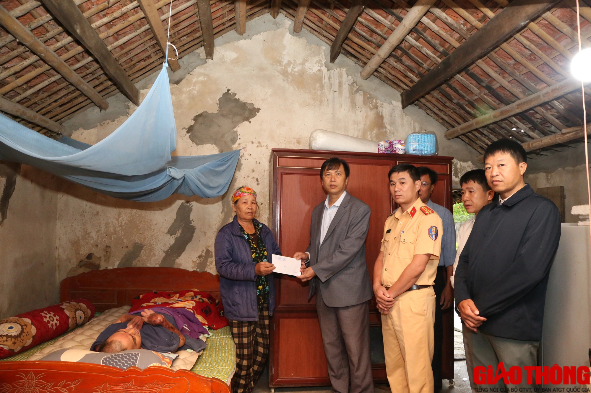 Ban ATGT tỉnh Nghệ An thăm hỏi gia đình nạn nhân TNGT đặc biệt khó khăn - Ảnh 1.